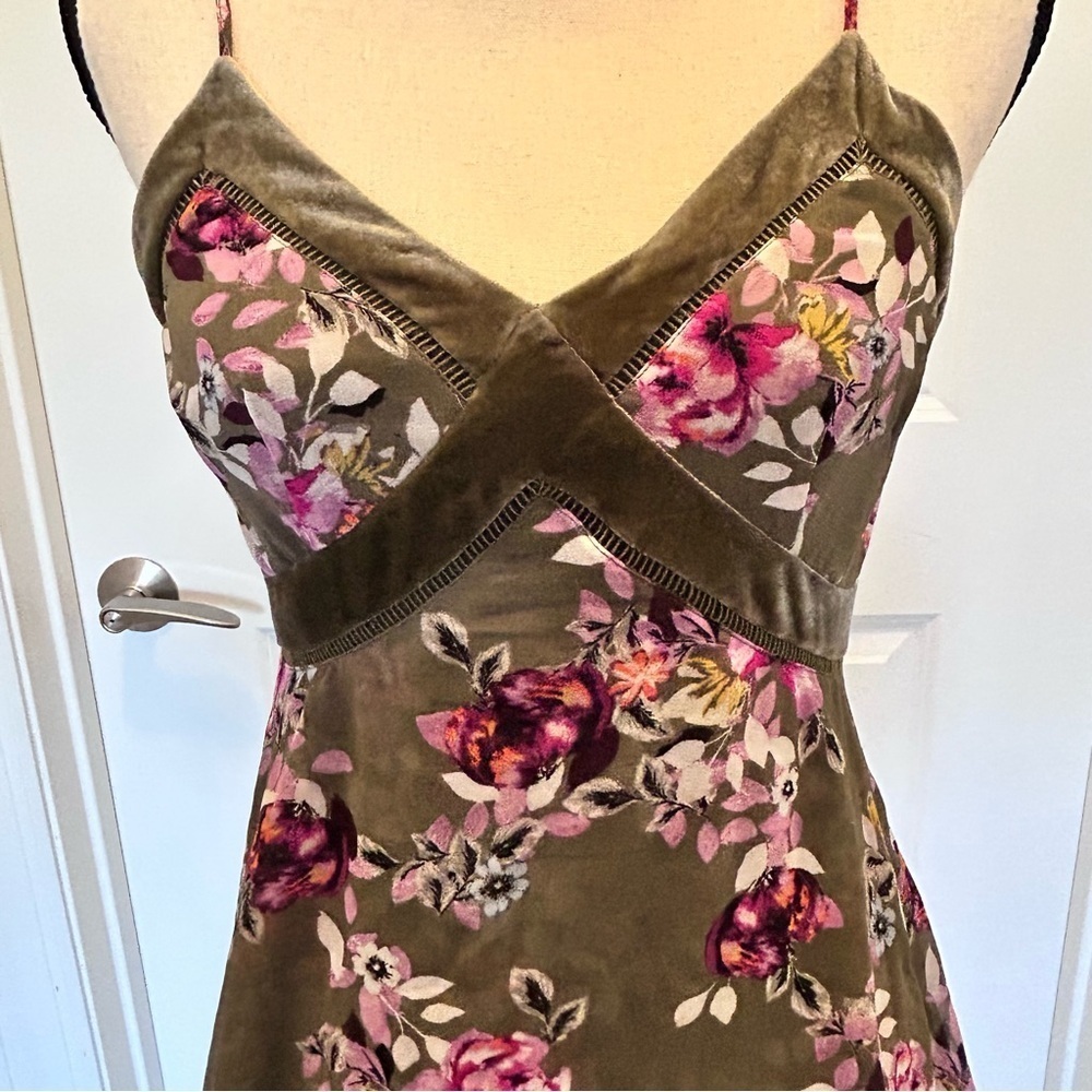 White House Black Market Floral MiniDress with Velvet Trim SZ 4P - Picture 3 of 8